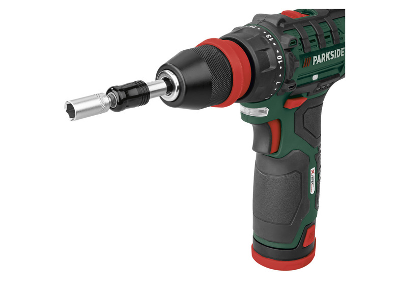 Un tournevis Parkside vert avec un embout et une poignée rouge.