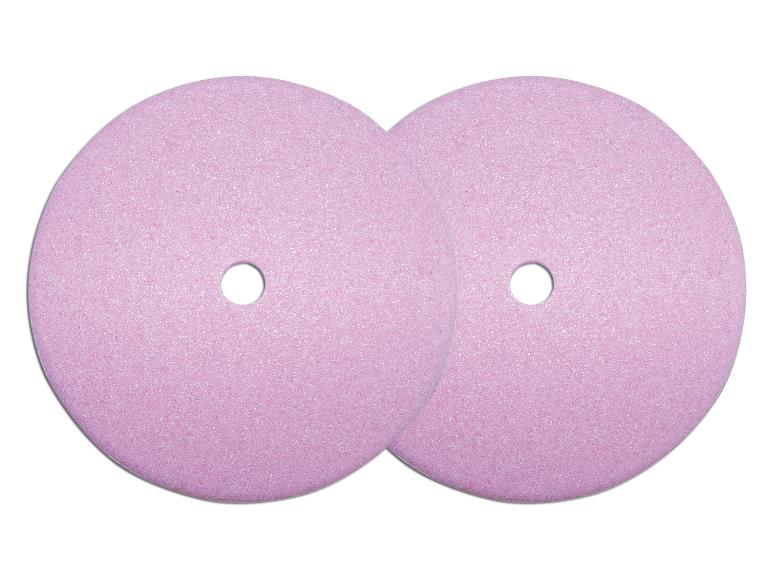 Deux disques de meulage roses avec un trou au centre.