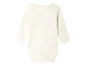 Un body bébé blanc à manches longues.