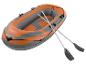 Bateau gonflable orange et gris avec rames sur fond blanc