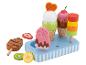 Ensemble de jeu en bois de glaces et de fruits sur un plateau rayé bleu.
