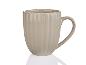Une tasse en céramique beige avec une texture cannelée.