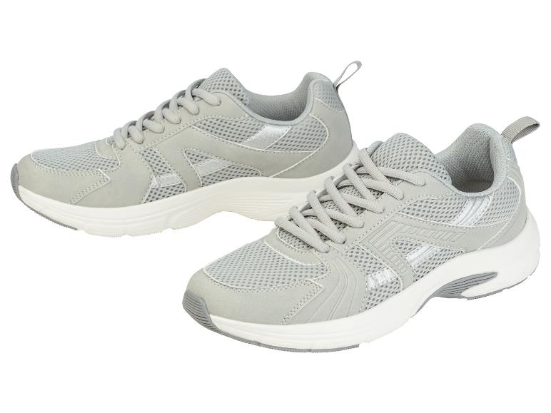 Deux paires de baskets grises avec des panneaux en mesh.