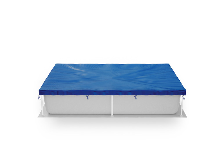 Une bâche de piscine bleue sur une piscine rectangulaire.
