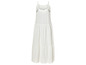 Une robe blanche à bretelles fines et volants.