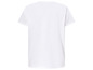 Un t-shirt blanc à manches courtes.