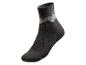 Une chaussette noire avec des rayures grises.
