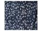 Un tissu bleu foncé avec un motif floral blanc.