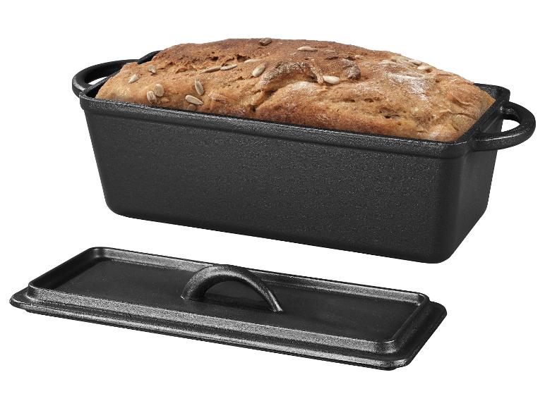 Pain au levain dans un moule à pain en fonte avec couvercle.