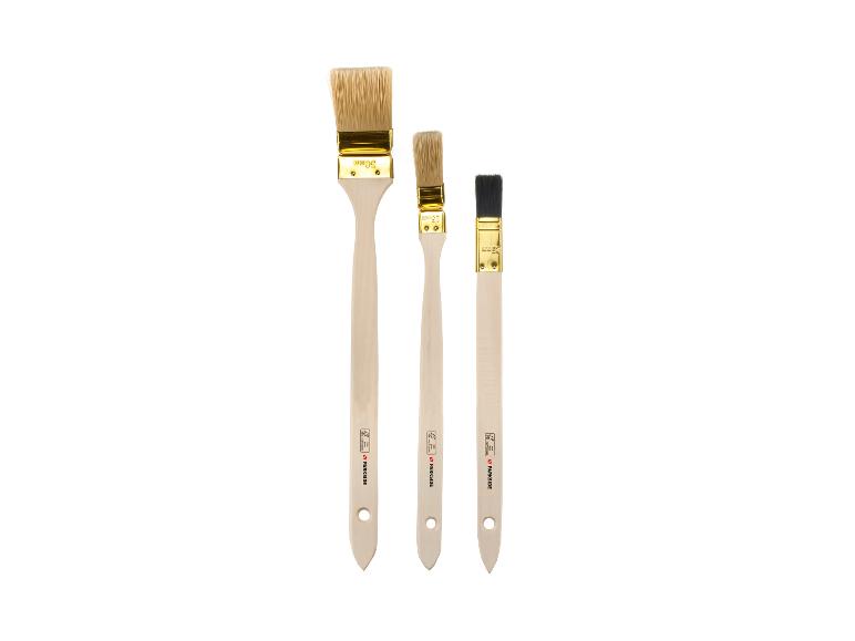 Ensemble de trois pinceaux avec manches en bois, de tailles et types de poils variés.