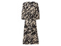 Une longue robe beige à imprimé léopard noir