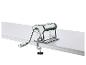 Machine à pâtes en métal chromé, fixée sur une table.