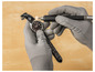 Une montre à bracelet en cuir est polie avec une polisseuse électrique.