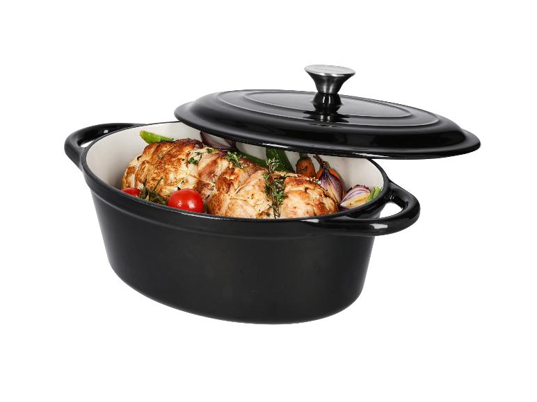 Une cocotte noire contenant de la viande et des légumes.