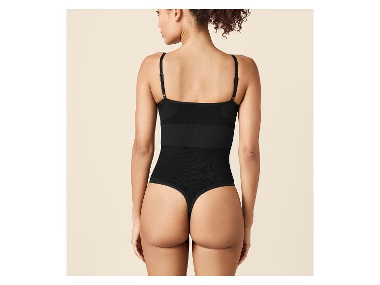 Femme en body string noir une pièce à bretelles, vue de dos.