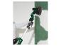 Un ouvrier utilise une ponceuse Parkside pour peindre un mur.