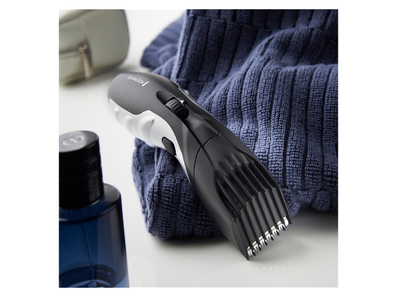 Un taille-crayon Remington sur une serviette bleue.