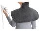 Femme portant un coussin chauffant gris pour le cou et les épaules, tenant la télécommande.