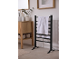 Sèche-serviettes électrique noir avec une serviette blanche dans une salle de bain moderne.