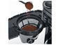 Une cafetière noire avec un filtre où l'on met du café moulu.