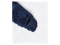 Détail d'une manche de combinaison bébé bleu marine douce.