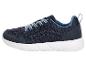 Chaussures de sport bleues avec lacets blancs et bleus, et semelle blanche.