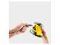 Mains connectant un câble de charge à un appareil portable jaune et noir.