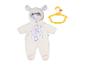 Combinaison blanche en peluche BABY born avec capuche et ventre à motifs, et un cintre jaune.