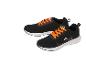 Une paire de baskets noires avec des lacets orange et des détails décoratifs.