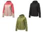 Trois vestes softshell pour femmes en rose, noir et vert.