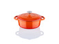 Une casserole en fonte orange avec un couvercle.