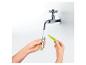 Mains remplissant un tube à bulles de savon avec de l'eau du robinet.