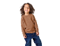 Enfant souriant portant un pull en maille marron et un jean bleu.