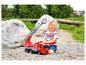 Un enfant joue avec un camion de pompiers rouge avec une échelle.