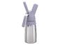 Un distributeur de crème fouettée violet et en acier inoxydable sur fond blanc.