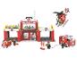 Ensemble de jouets avec caserne de pompiers, hélicoptère, camions de pompiers et figurines de pompiers.