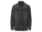 Une chemise en jean gris foncé à manches longues.