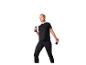 Femme en vêtements de sport noirs faisant des exercices avec des haltères.