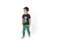 Pyjama enfant avec t-shirt bleu imprimé chien et pantalon vert imprimé feuilles.