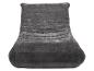 Fauteuil gris en velours avec dossier et assise capitonnés.