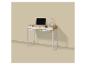Bureau en bois avec tiroirs blancs, un ordinateur portable et une bouteille d'eau avec un verre.