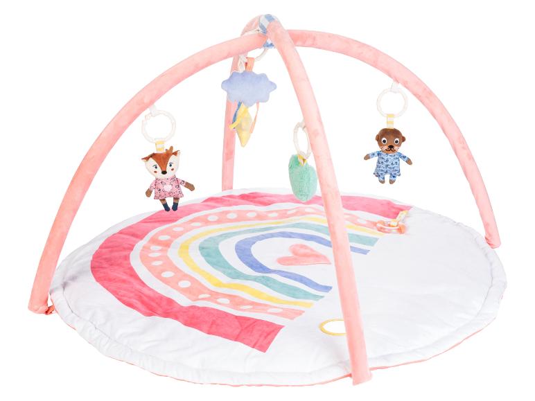 Un gymnase pour bébé rose avec un tapis arc-en-ciel, un jouet d'écureuil et un jouet de castor.