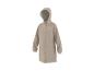 Imperméable beige avec capuche et boutons.