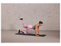 Une femme en leggings roses et un haut de sport fait des exercices sur un tapis noir.