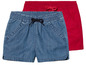 Deux shorts, un en jean bleu et un rouge.