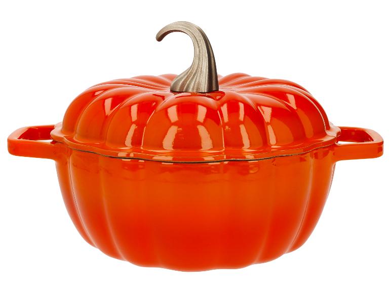 Cocotte en fonte orange en forme de citrouille avec poignée métallique.