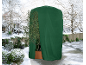 Housse de protection verte pour plante en pot dans un jardin enneigé.