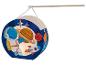 Lanterne en papier sur le thème de l'espace, avec astronaute, planètes et fusée.