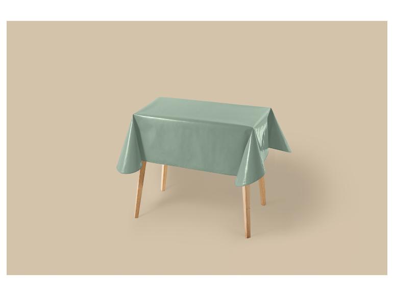 Nappe verte sur une table en bois.