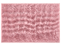 Tapis de bain rose doux et moelleux.